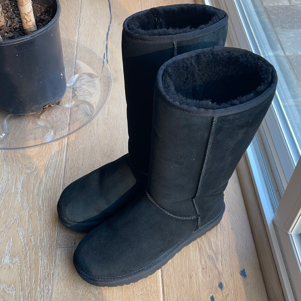 Gently used Uggs, size 10, Tall boot